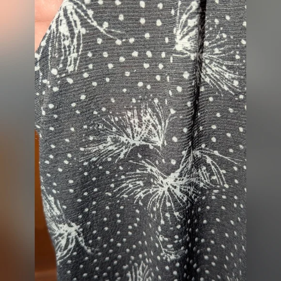 Maurices Charcoal Top with‎ White Floral Design - Picture 4 of 7